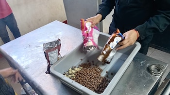Agentes del INPE frustran el ingreso de 500 pastillas de clonazepam a un penal camufladas en cereales. (Foto: INPE)