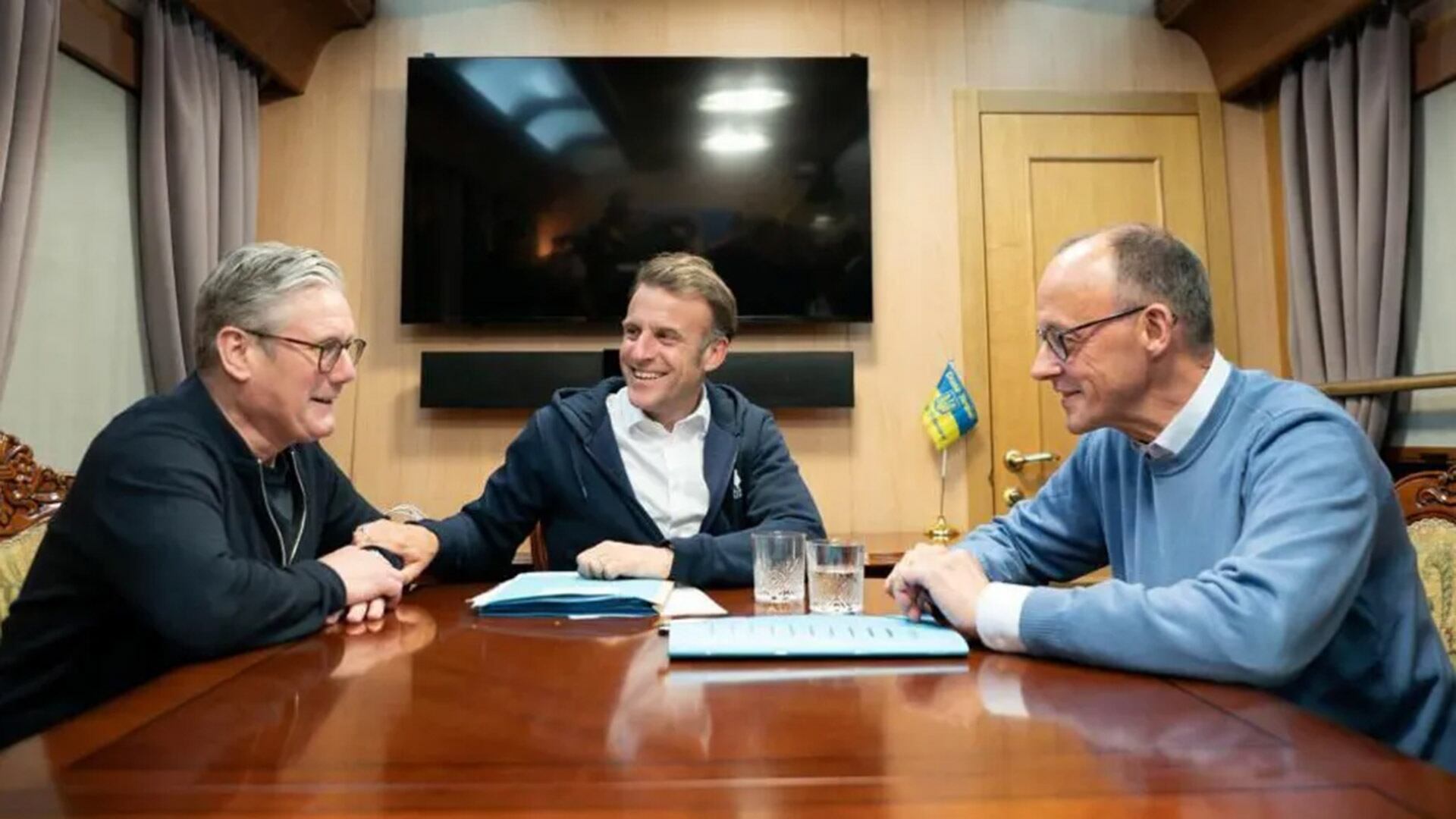 El presidente francés, Emmanuel Macron, y los jefes del gobierno alemán y británico, Friedrich Merz y Keir Starmer, se unieron a la llamada con Zelensky (Reuters)