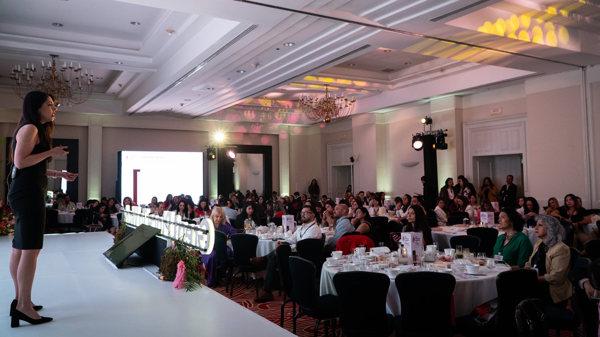 Se realizó la última edición de Great Place To Work en la CDMX en donde se entregaron decenas de galardones a empresas comprometidas en ser los mejores lugares para las mujeres para trabajar. (Jenifer Nava/Infobae)