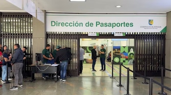 Oficina de Pasaportes de Medellín reanudando la atención al público tras la falla nacional del sistema de la Cancillería, con usuarios retomando trámites de expedición y renovación - crédito Gobernación de Antioquia