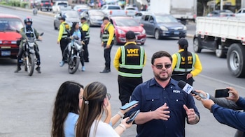 El Salvador impone restricciones al transporte de carga en sectores turísticos durante Semana Santa