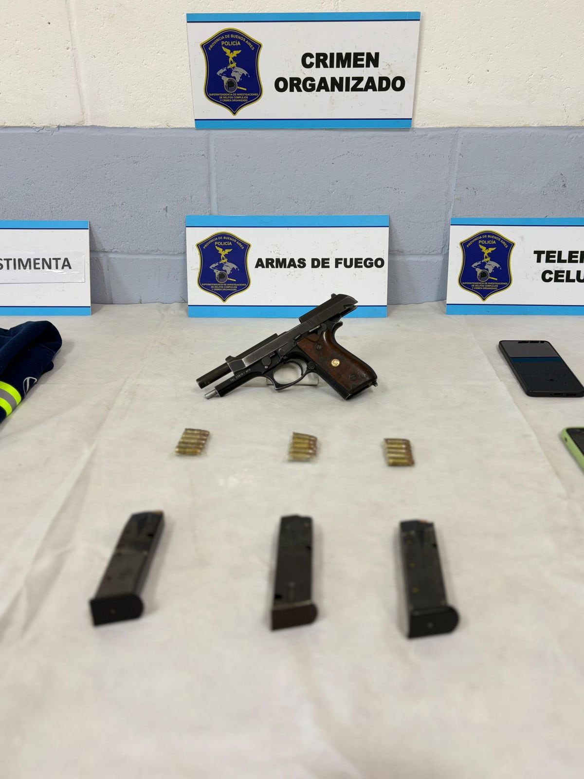 Además de las detenciones, las autoridades incautaron un arma de fuego y municiones