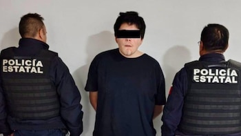 Hombre mata a su hermana de 14 años a puñaladas y deja grave a su madre en Naucalpan, lo acusan de consumir drogas