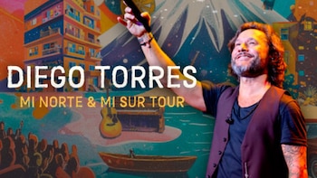 Cantante Diego Torres sonriendo y alzando un micrófono con brazo derecho. Fondo artístico con edificio, montañas, guitarra, piano, bote y silueta de público