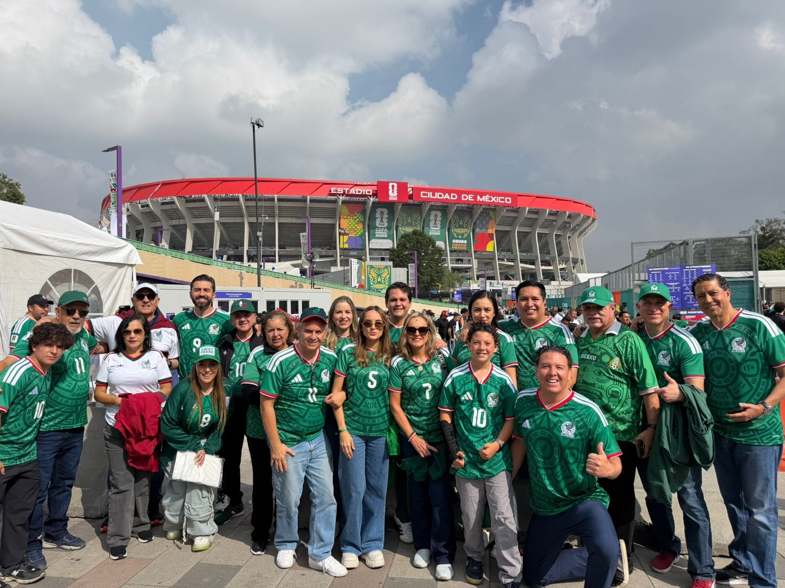 Las restricciones en el Estadio Ciudad de México no impidieron la concentración de aficionados por el Mundial (Infobae México)