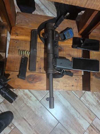 Entre las armas que poseían, las autoridades encontraron una ametralladora Halcon ML63