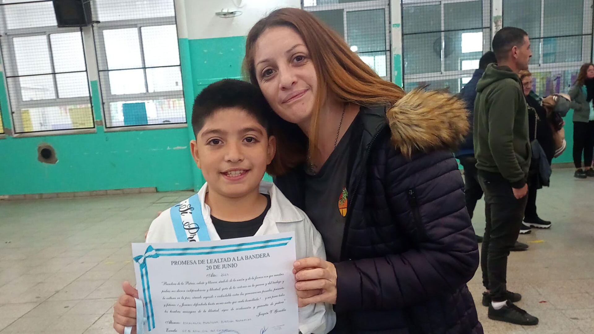 Bastián junto a su mamá, Johana