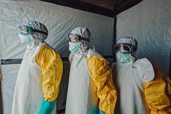 Un equipo de Médicos Sin Fronteras observa cómo un ataúd sale de un centro de tratamiento del ébola en la República Democrática del Congo. Los trabajadores sanitarios son de los más expuestos en el brote, que ya dejó casi 3.800 muertos según el último reporte oficial (MSF)