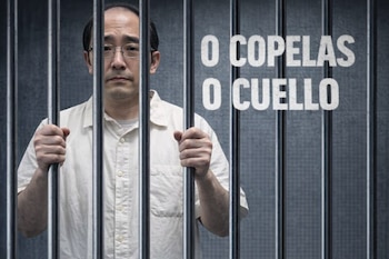 Hombre de etnia asiática con gafas y camisa clara detrás de barrotes de prisión. El hombre sujeta los barrotes. Detrás, la frase 'O COPELAS O CUELLO'.