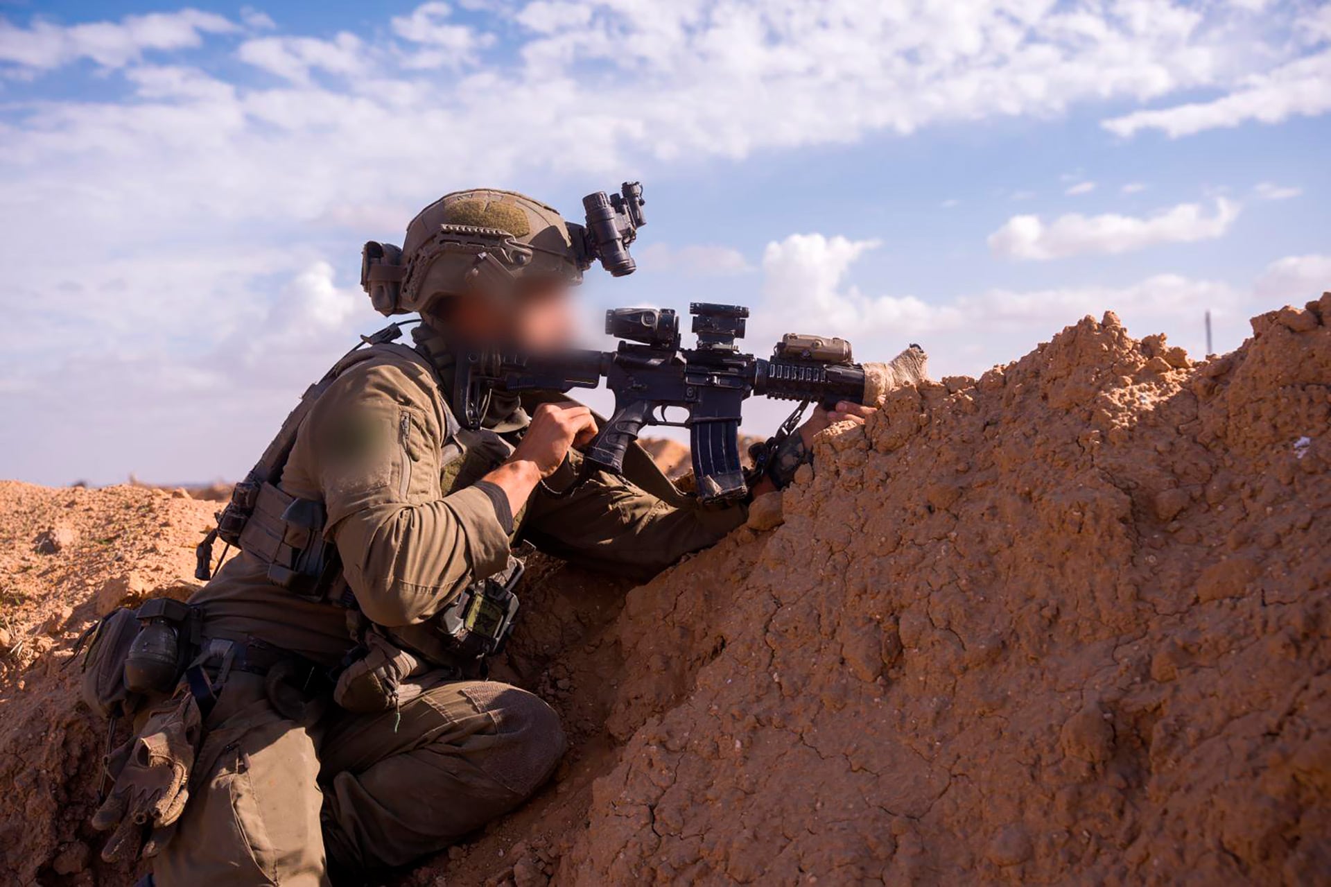 La Brigada Golani destruye infraestructuras subterráneas y en superficie vinculadas a actividades terroristas en la Franja de Gaza.