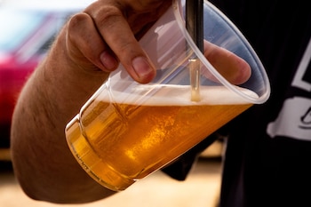 Las desventajas de la forma española de tirar la cerveza, según un cervecero belga (Pexels)