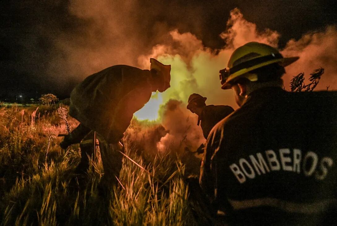 Bomberos y organismos provinciales intervienen en focos rurales y urbanos (Foto: Canal 12 Misiones)