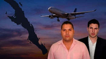 Dos hombres posan con el mapa en silueta de Baja California Sur, un avión de pasajeros y un cielo con nubes durante el atardecer.