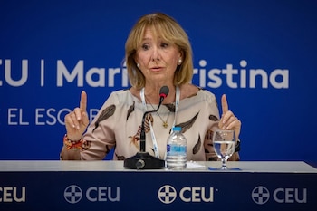 02/07/2026 La expresidenta de la Comunidad de Madrid, Esperanza Aguirre, interviene en el curso 'El necesario cambio político para España', en el Real Centro Universitario María Cristina, a 2 de julio de 2026, en San Lorenzo de El Escorial, Madrid (España). La intervención de Aguirre se enmarca en los Cursos de Verano CEU-María Cristina, que reúnen a ponentes del ámbito político y académico.
POLITICA
Rafael Bastante - Europa Press