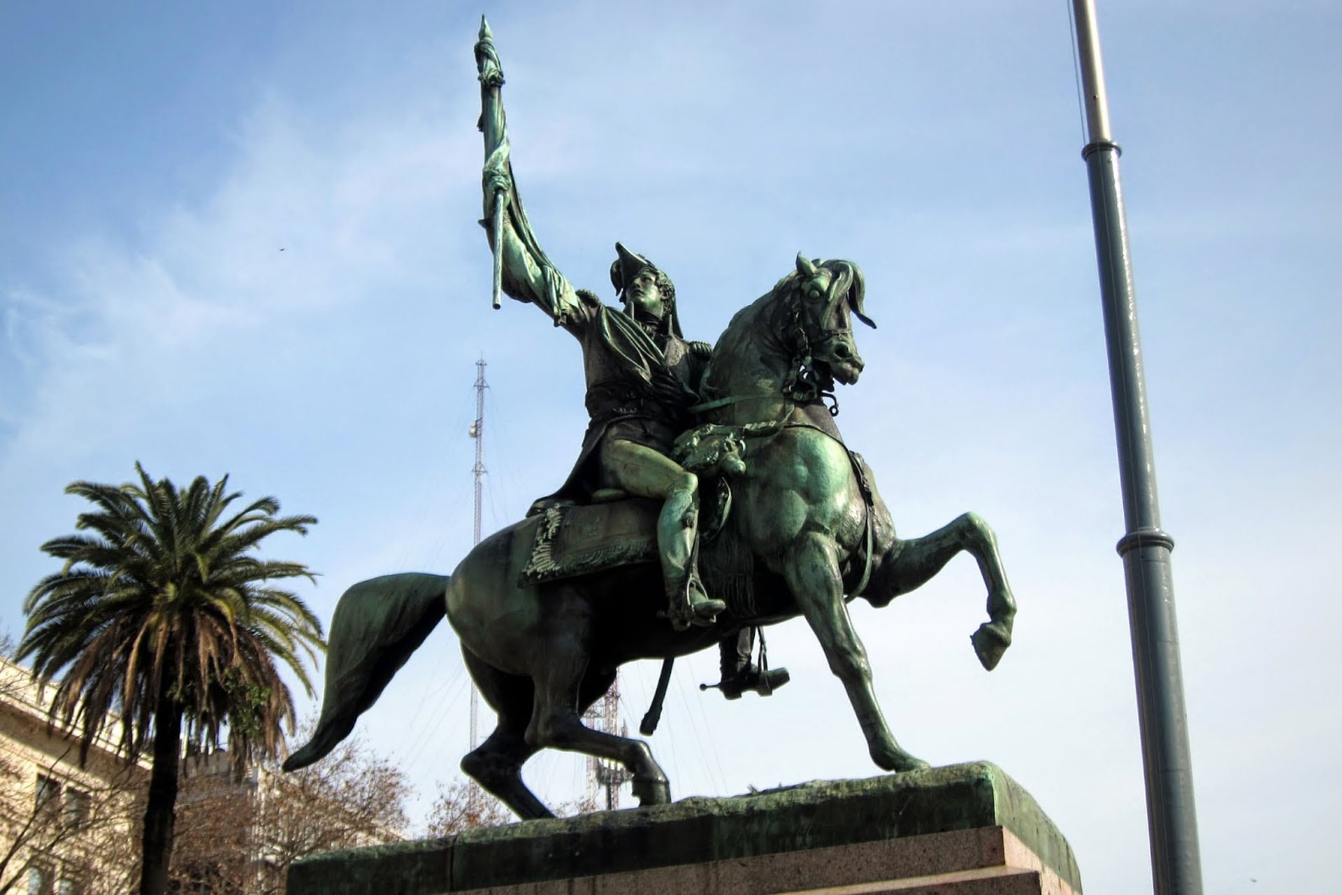 El 24 de septiembre de 1873 -aniversario de la batalla de Tucumán- se inauguró, en lo que hoy es Plaza de Mayo, el monumento en honor a Belgrano
