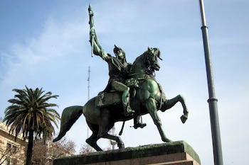 El 24 de septiembre de 1873 -aniversario de la batalla de Tucumán- se inauguró, en lo que hoy es Plaza de Mayo, el monumento en honor a Belgrano