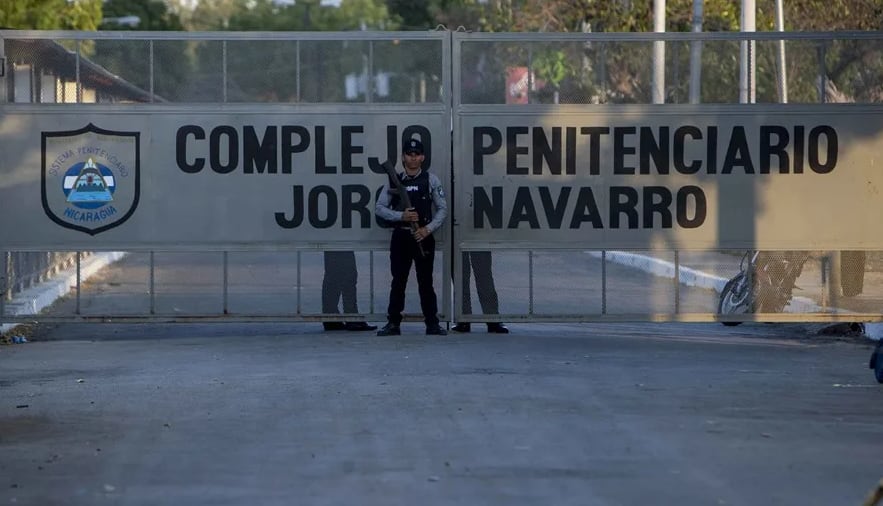 Fotografía de archivo que muestra a un guardia mientras resguarda la entrada de la prisión Jorge Navarro