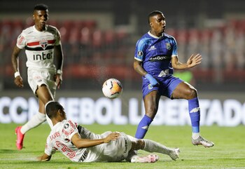 El futbolista colombiano Johan Arango jugando un partido de fase de grupos de Copa Libertadores con Deportivo Binacional en su visita al estadio Morumbi de São Paulo el 20 de octubre de 2020 / (REUTERS/Andre Penner).