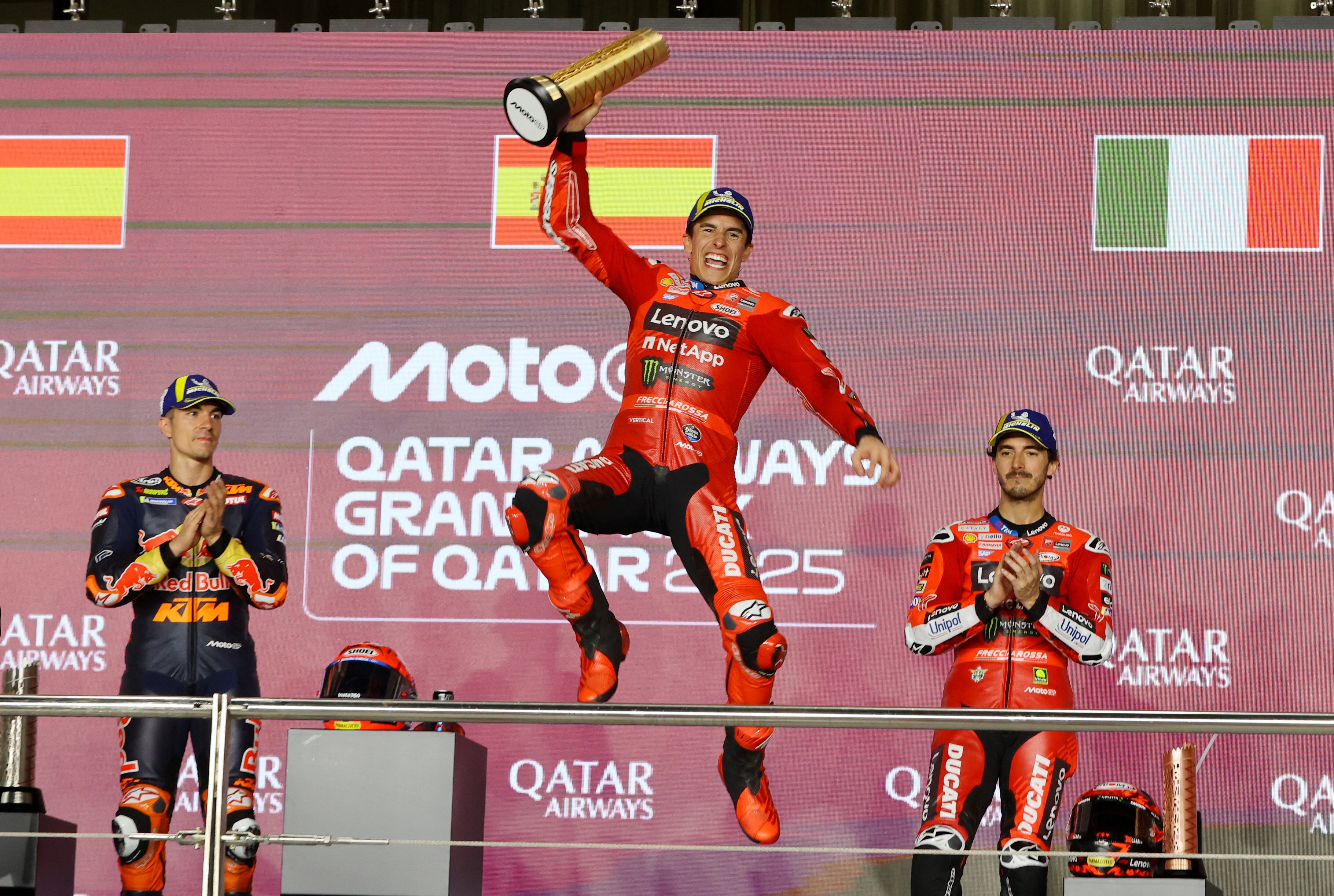 Marc Márquez, Pecco Bagnaia y Maverick Viñales en el podio del GP de Catar (REUTERS/Ibraheem Al Omari)
