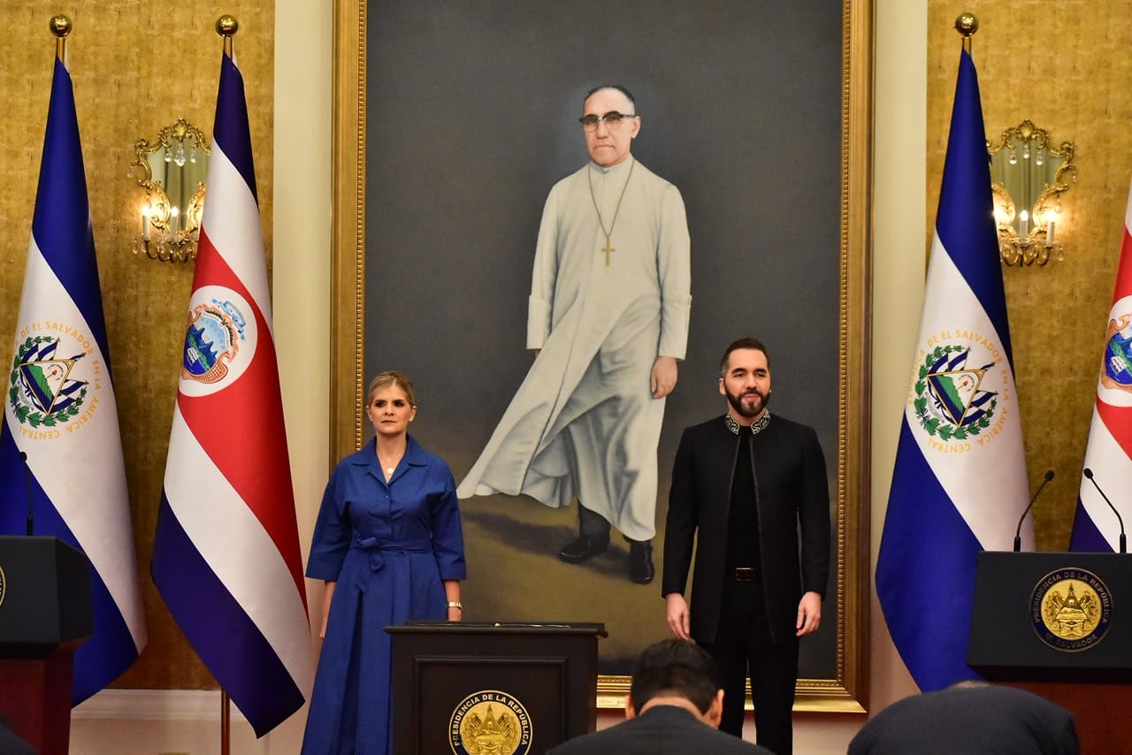 Laura Fernández plantea endurecer penas por portar armas de guerra en Costa Rica y estudia aplicar medidas de El Salvador