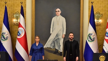 Imágenes de una reunión sin precedentes entre Laura Fernández y Nayib Bukele