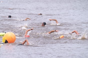 La largada, con el agua