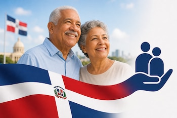 Pareja de adultos mayores sonriendo junto a la bandera dominicana, el Palacio Nacional al fondo y el dibujo de una mano que sostiene dos siluetas.