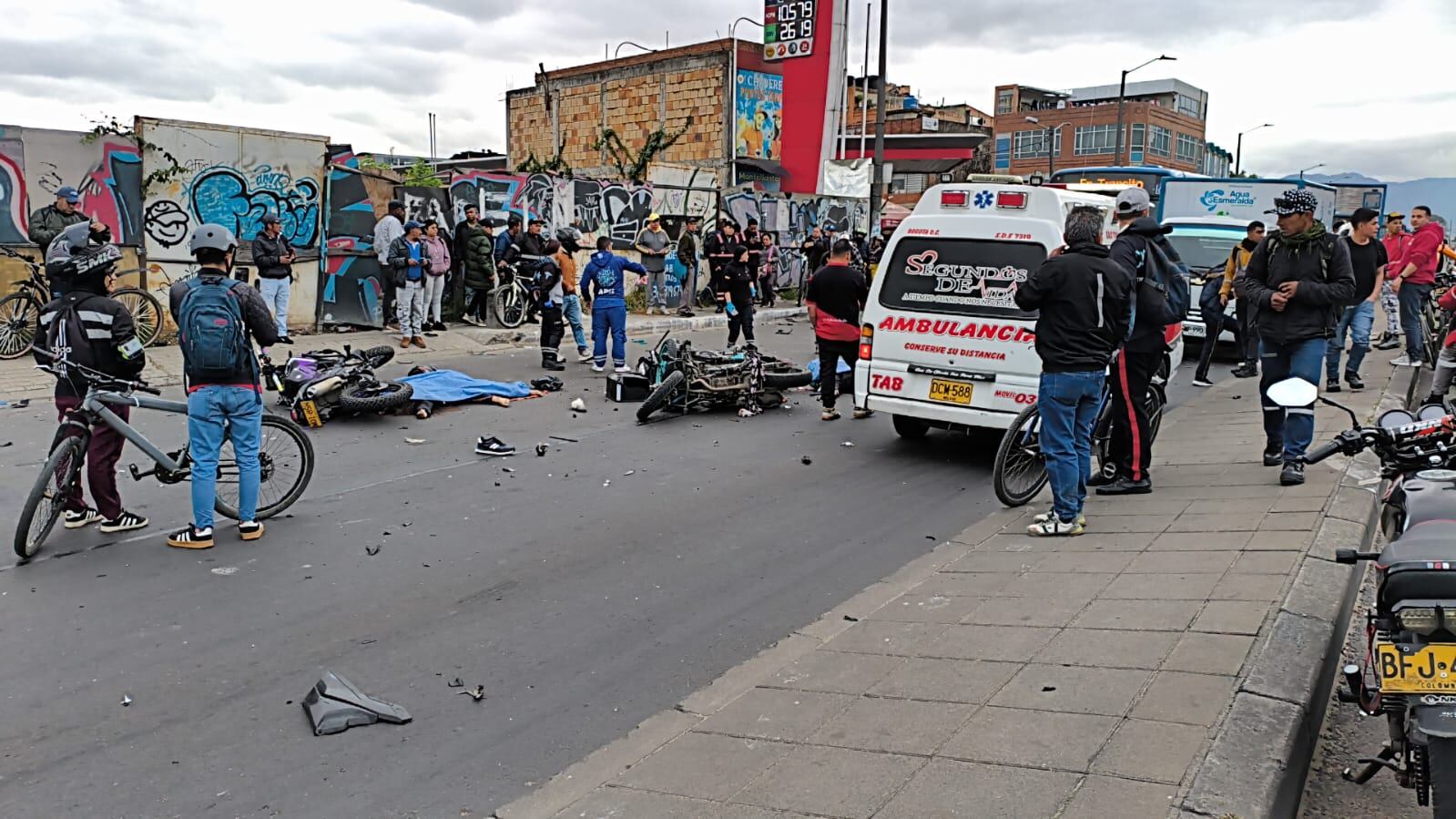 Dos motociclistas muertos en grave accidente en Bogotá: un carro terminó con las ruedas para arriba
