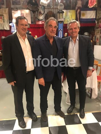 Tristán Bauer, Oliver Stone y Alberto Fernández, el domingo a la noche
