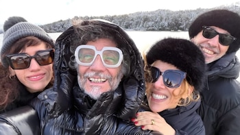 Las vacaciones de Fito Páez junto a Juliana Gattas, Ann de la Fuente y Alejandro Ros en Bariloche: nieve, sonrisas y paseos