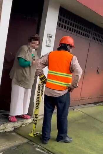 El hombre tocaba puerta por