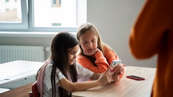 Generación Z y celulares: cómo la sobreestimulación afecta la atención y el aprendizaje de los jóvenes