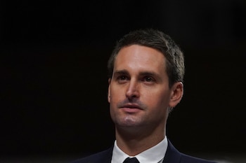 La integración de inteligencia artificial en Snap reduce la necesidad de puestos repetitivos y acelera la capacidad operativa de la compañía, según Evan Spiegel (REUTERS/Nathan Howard)