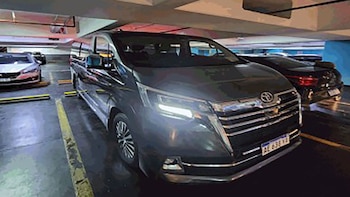 Minibús marca Toyota, modelo HIACE