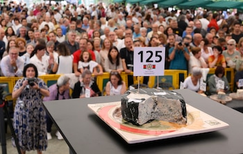 El mejor queso de Cabrales del año alcanza los 37.500 euros y bate un nuevo récord mundial (EFE/ Eloy Alonso)