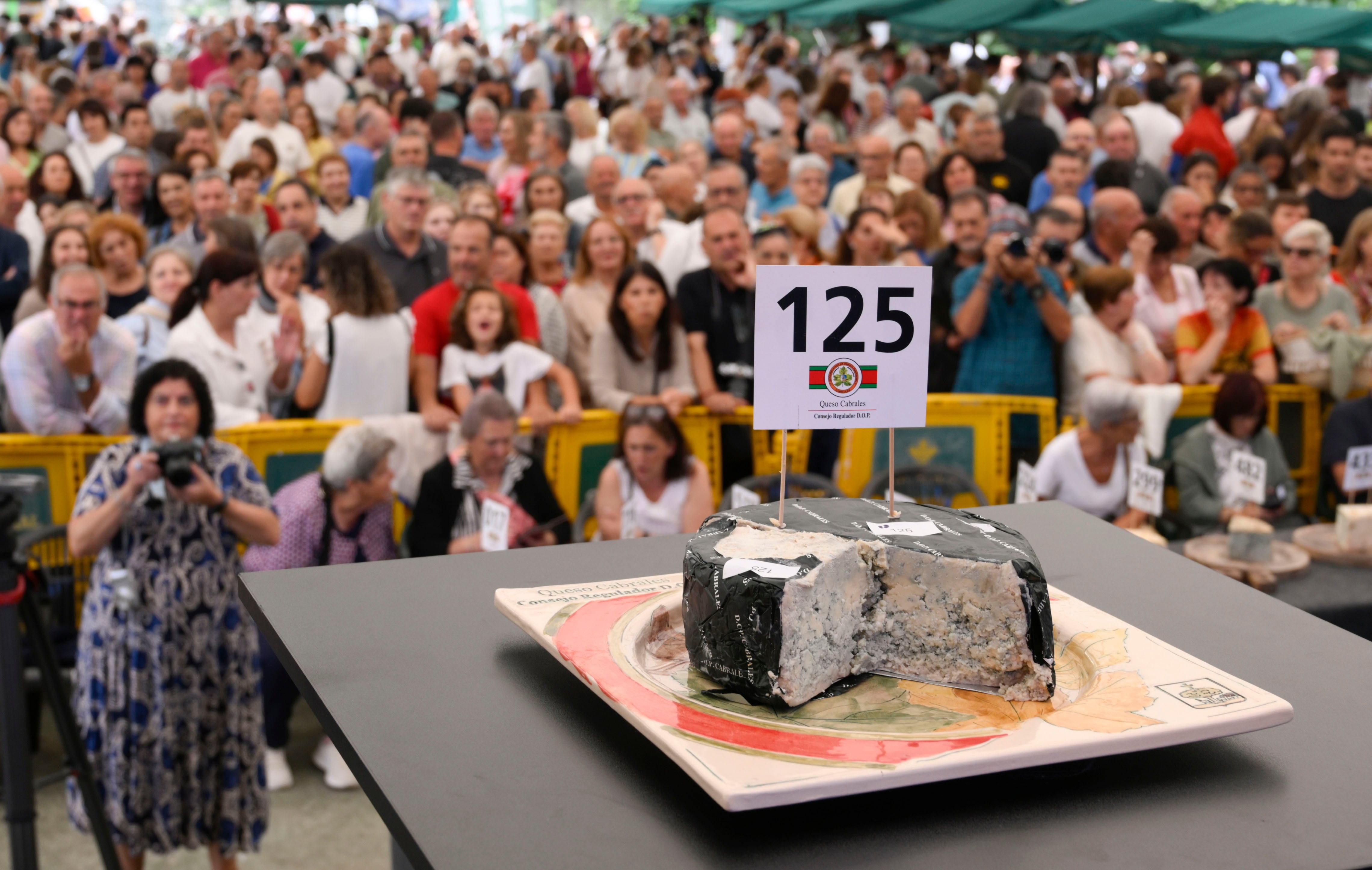 El mejor queso de Cabrales del año alcanza los 37.500 euros y bate un nuevo récord mundial (EFE/ Eloy Alonso)