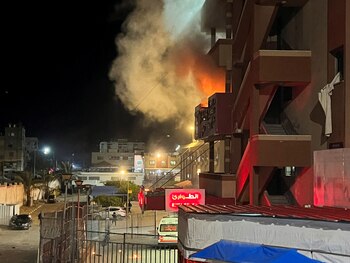 El humo se eleva después