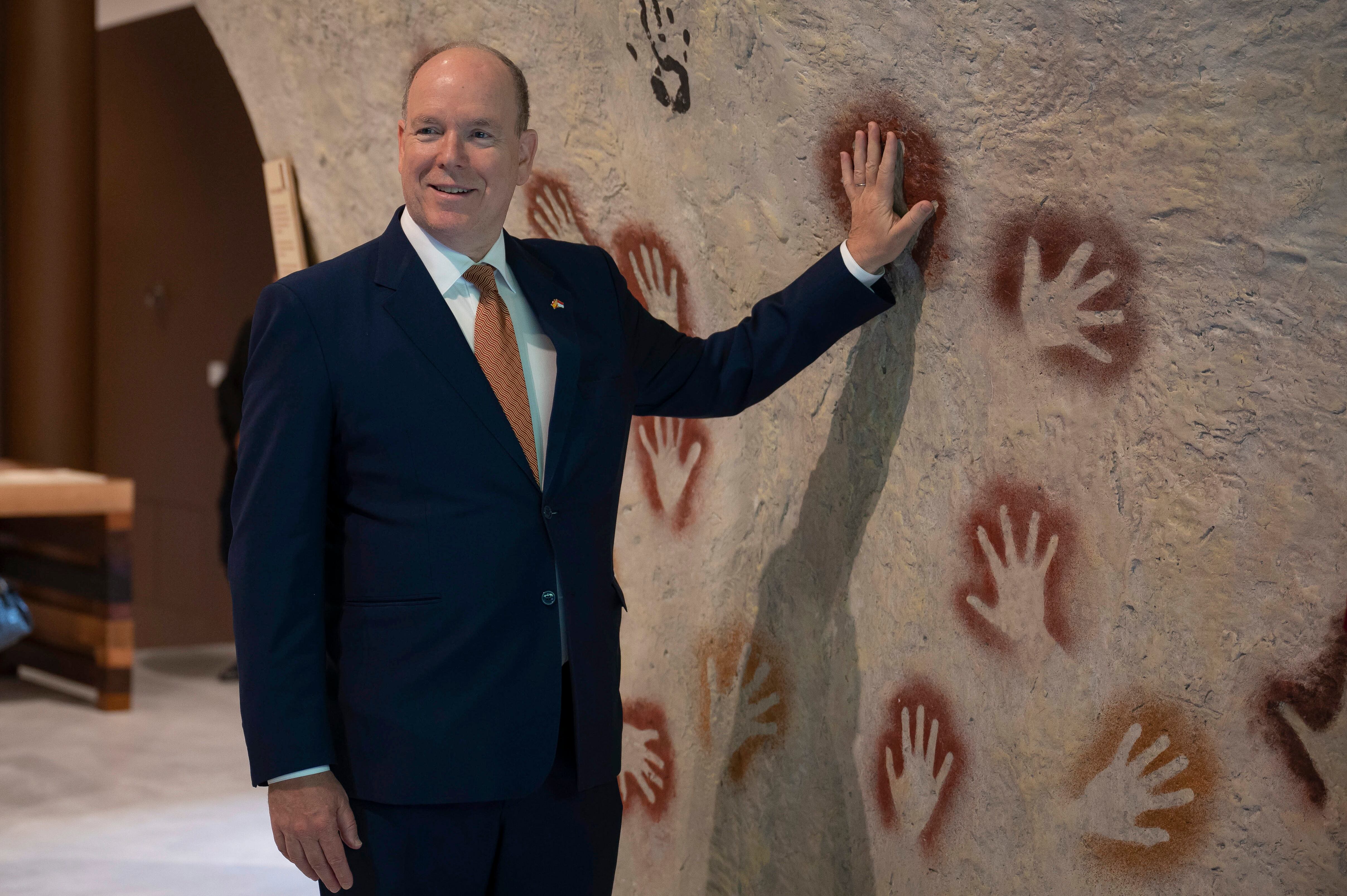 Alberto de Mónaco visita en España el legado de su familia sobre el arte prehistórico. (EFE/ Pedro Puente Hoyos)