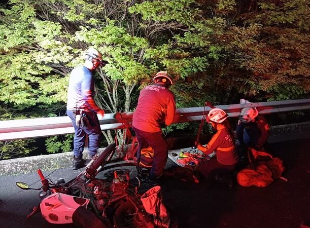 Uno de los cuerpos tuvo que ser recuperado de una pendiente de 20 metros a un costado de la carretera - crédito Café Caliente Noticias/Facebook