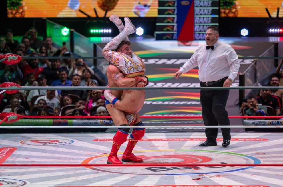 Friedman aplica martinete a Místico. (Cortesía: CMLL / Diego Cedrix)