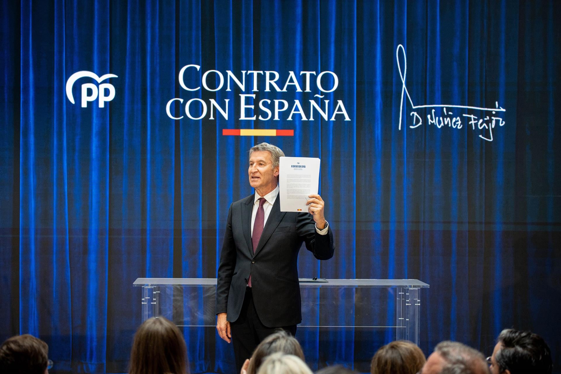 Alberto Núñez Feijóo este lunes durante la firma de su