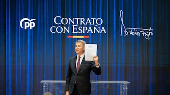 Feijóo firma su 'Contrato con España' y da su palabra de que cumplirá las 12 promesas que recoge: "No voy a fallar"