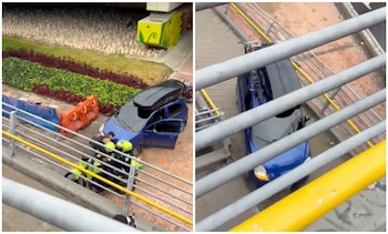 Un conductor intentó subir un Chevrolet Spark azul por la rampa de un puente peatonal en Bogotá - crédito Papo Amin/X