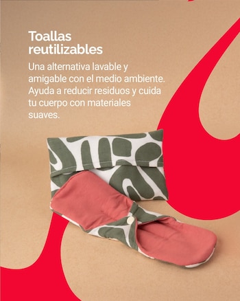 Una afiliada de Cajasan recibe