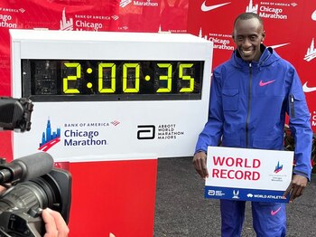 Kiptum celebrando su gesta (Chicago