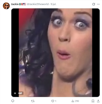 Primer plano de la cara de Katy Perry con expresión de sorpresa, ojos muy abiertos y boca entreabierta. Su cabello es oscuro y rizado