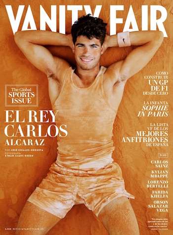 Alcaraz descansa sobre tierra batida con camiseta de tirantes y muñequera, mostrando serenidad y autenticidad (Vanity Fair)