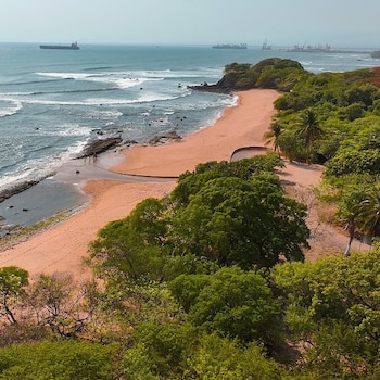 Las playas de arena dorada y roca volcánica de El Salvador