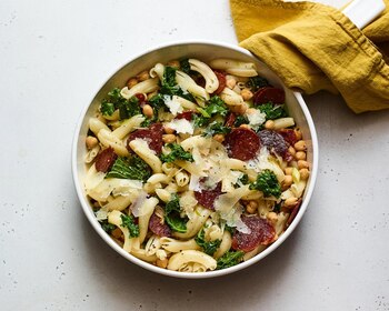 Pasta con chorizo, garbanzos y