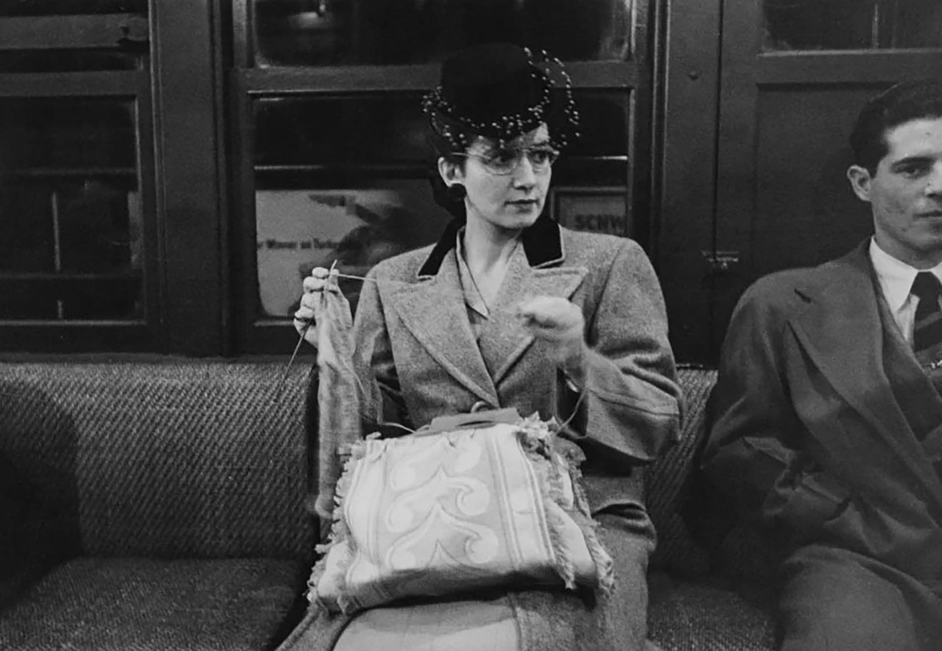 Para lograr la espontaneidad deseada, el joven Kubrick utilizaba un método discreto: llevaba su cámara al cuello y había acoplado un disparador de cable dentro del bolsillo del abrigo (Galería Duncan Miller)